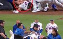 Jared Young sale en camilla tras golpe en la cabeza durante juego de Mets