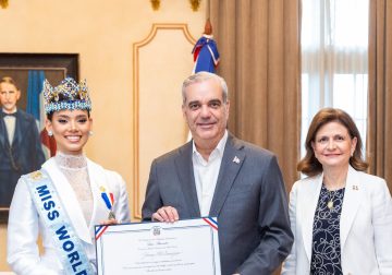 Abinader recibe a Joheirry Mola y le otorga Medalla al Mérito Civil