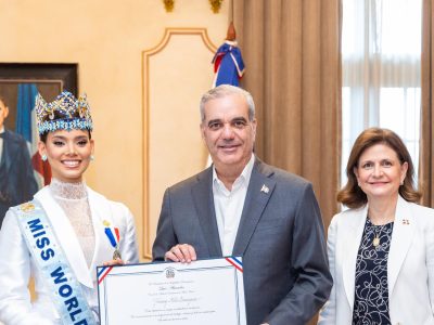 Abinader recibe a Joheirry Mola y le otorga Medalla al Mérito Civil