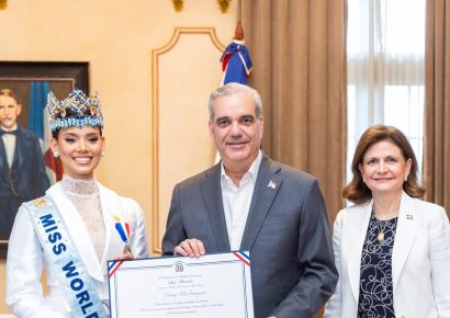 Abinader recibe a Joheirry Mola y le otorga Medalla al Mérito Civil