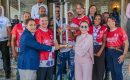 Carolina Mejía entrega trofeo a campeón de Juegos ADN 2026