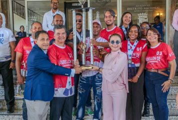 Carolina Mejía entrega trofeo a campeón de Juegos ADN 2026
