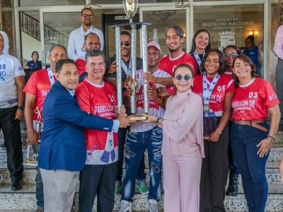 Carolina Mejía entrega trofeo a campeón de Juegos ADN 2026