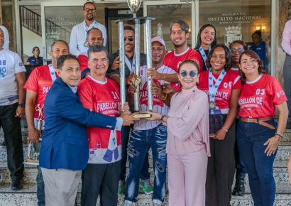 Carolina Mejía entrega trofeo a campeón de Juegos ADN 2026