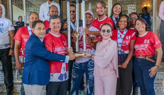 Carolina Mejía entrega trofeo a campeón de Juegos ADN 2026