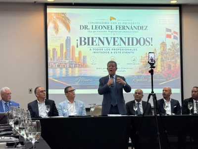 Leonel Fernández se reúne con líderes dominicanos en Miami
