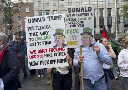 Más de 10.000 personas protestan en Dublín contra la visita de Donald Trump