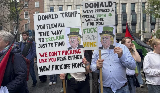 Más de 10.000 personas protestan en Dublín contra la visita de Donald Trump