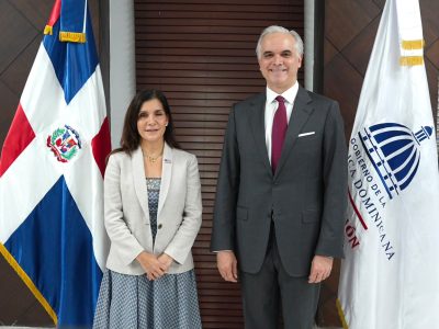 Ministro de Educación y embajadora de EE. UU. exploran cooperación en bilingüismo y tecnología