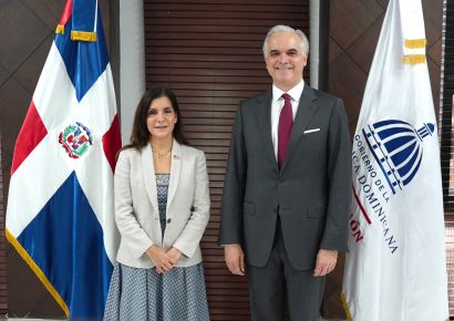 Ministro de Educación y embajadora de EE. UU. exploran cooperación en bilingüismo y tecnología
