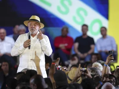 Lula asegura que Flávio Bolsonaro deberá responder ante la justicia por el caso del banco Master
