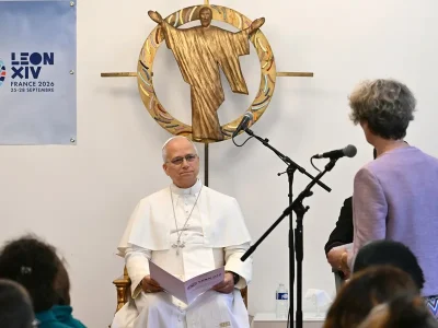 El papa León XIV llama a respetar la dignidad de los migrantes durante visita a centro en París