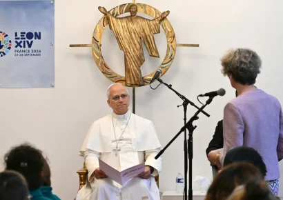 El papa León XIV llama a respetar la dignidad de los migrantes durante visita a centro en París