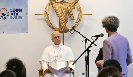 El papa León XIV llama a respetar la dignidad de los migrantes durante visita a centro en París
