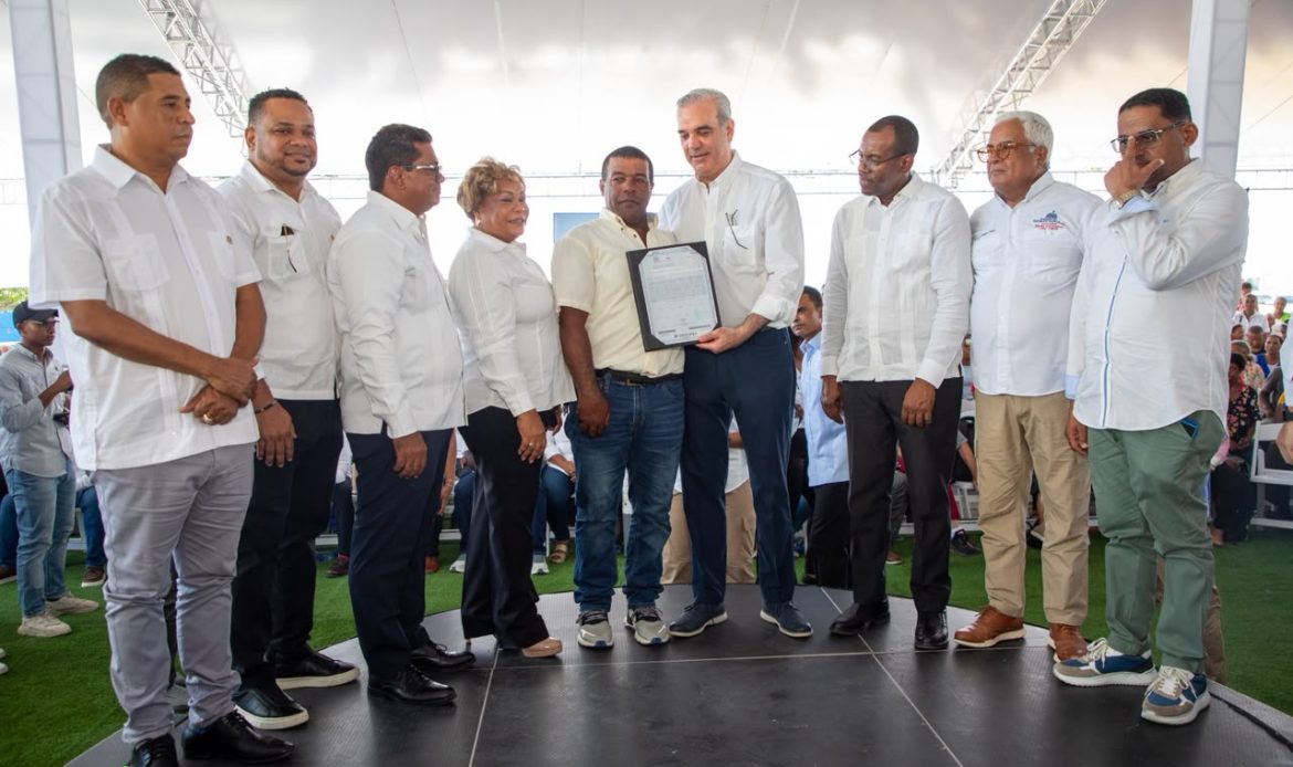 Abinader entrega 1,750 títulos de propiedad en Los Alcarrizos