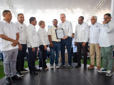 Abinader entrega 1,750 títulos de propiedad en Los Alcarrizos