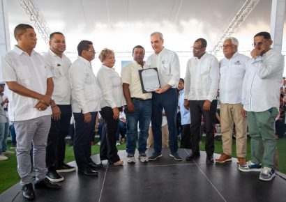 Abinader entrega 1,750 títulos de propiedad en Los Alcarrizos