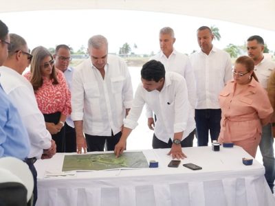 Abinader supervisa avance del alcantarillado en Licey al Medio