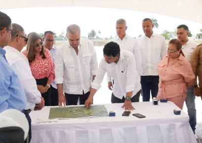 Abinader supervisa avance del alcantarillado en Licey al Medio