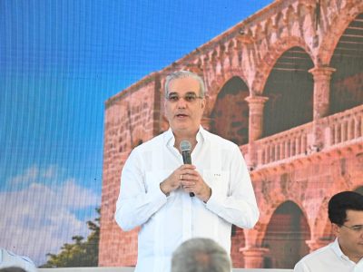 Abinader encabeza inauguración de nueva ruta electromovilidad y renovación del Alcázar de Colón