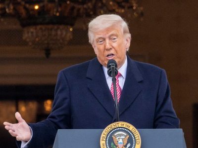 Trump dice que EE.UU. dejará Irán, pero evalúa quedarse con su petróleo como en Venezuela