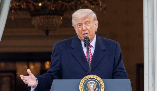 Trump dice que EE.UU. dejará Irán, pero evalúa quedarse con su petróleo como en Venezuela