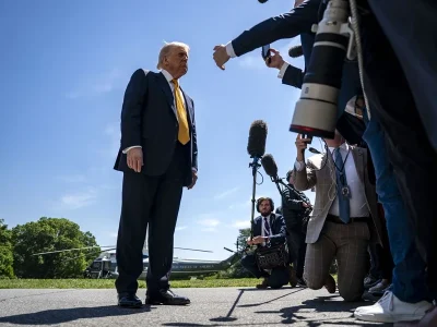 Tres medios estadounidenses demandan a Trump tras ser vetados de la Casa Blanca