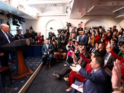Periodistas de CNN, MS NOW y Politico regresan a la Casa Blanca por orden judicial