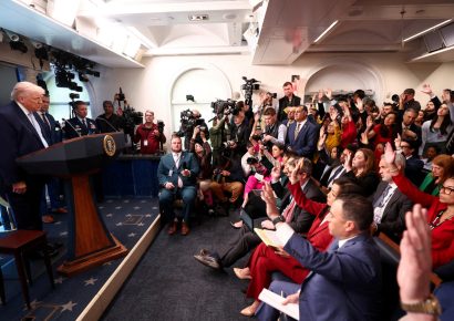Periodistas de CNN, MS NOW y Politico regresan a la Casa Blanca por orden judicial