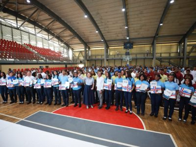 Raquel Peña entrega 350 becas del ITLA y computadoras a estudiantes de El Seibo