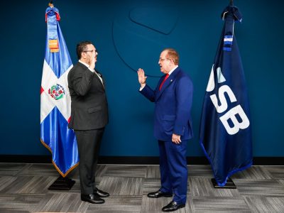 Ministro de Hacienda y Economía, Magín Díaz, juramenta a Víctor Livio Cedeño como nuevo superintendente de Bancos