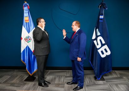 Ministro de Hacienda y Economía, Magín Díaz, juramenta a Víctor Livio Cedeño como nuevo superintendente de Bancos