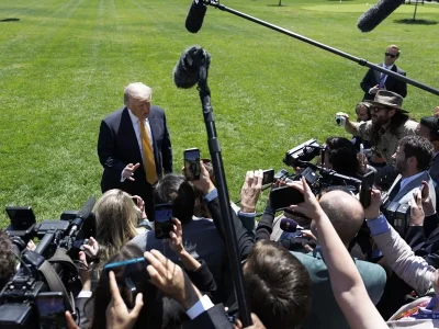Juez federal ordena a la Casa Blanca restituir acceso a medios vetados por Trump