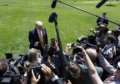 Juez federal ordena a la Casa Blanca restituir acceso a medios vetados por Trump