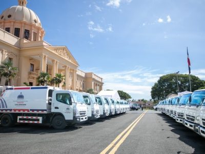 Gobierno entrega 50 camiones compactadores para fortalecer la recogida de basura y proteger la salud de la población