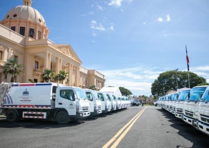 Gobierno entrega 50 camiones compactadores para fortalecer la recogida de basura y proteger la salud de la población