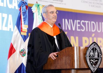 Abinader exhorta a 147 servidores públicos graduados a ejercer con ética y transparencia