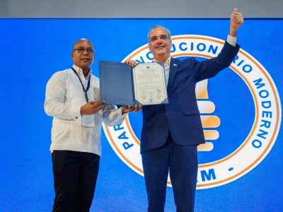 Abinader jura como presidente del PRM y promete unidad