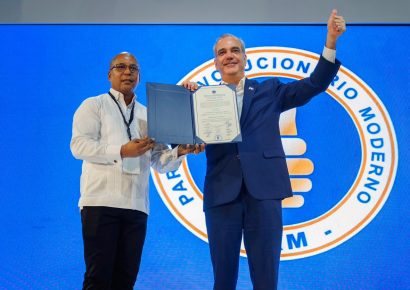 Abinader jura como presidente del PRM y promete unidad