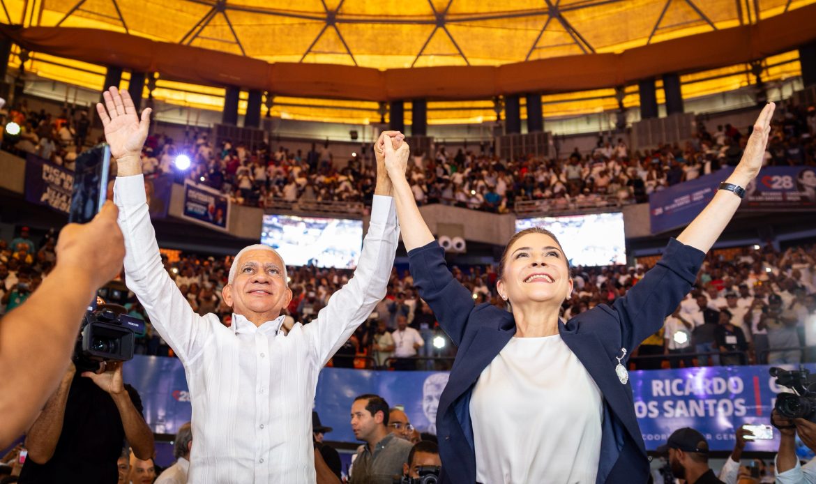 Carolina presenta a Ricardo de los Santos como su jefe de campaña