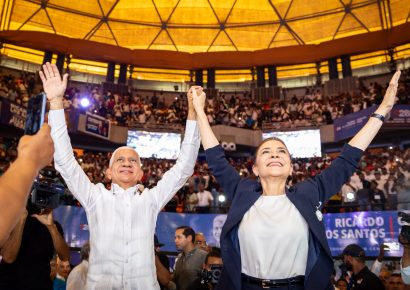 Carolina presenta a Ricardo de los Santos como su jefe de campaña