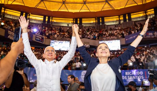 Carolina presenta a Ricardo de los Santos como su jefe de campaña
