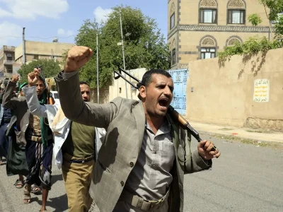Los hutíes, aliados de Irán, amplían su ofensiva en Yemen y avanzan hacia la estratégica isla de Mayun
