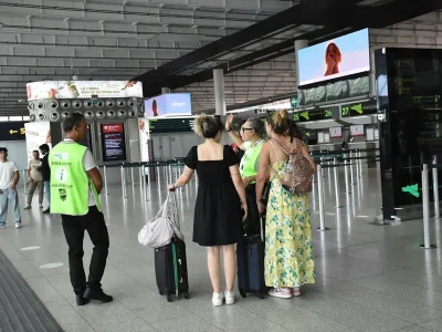 Erupción del Etna obliga a cerrar el aeropuerto de Catania, Italia