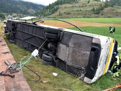 Cuatro muertos y 40 heridos tras volcar un autobús con turistas neerlandeses en Suiza