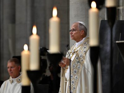 Papa León XIV venera y besa la Sagrada Corona de Espinas en Notre-Dame