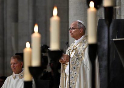 Papa León XIV venera y besa la Sagrada Corona de Espinas en Notre-Dame
