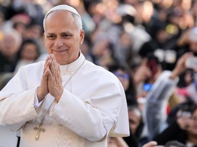 El papa León XIV lleva un mensaje de fe y esperanza a Francia y llama a recuperar sus raíces cristianas