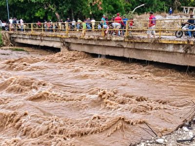 Crecida del río Barrera inunda puente y juzgado en Los Ríos