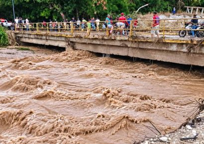 Crecida del río Barrera inunda puente y juzgado en Los Ríos